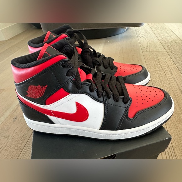 NEW - Nike Jordan Sneakers - Mens size 8 - Picture 3 of 5